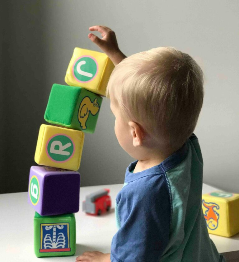 bambino con torre di lettere