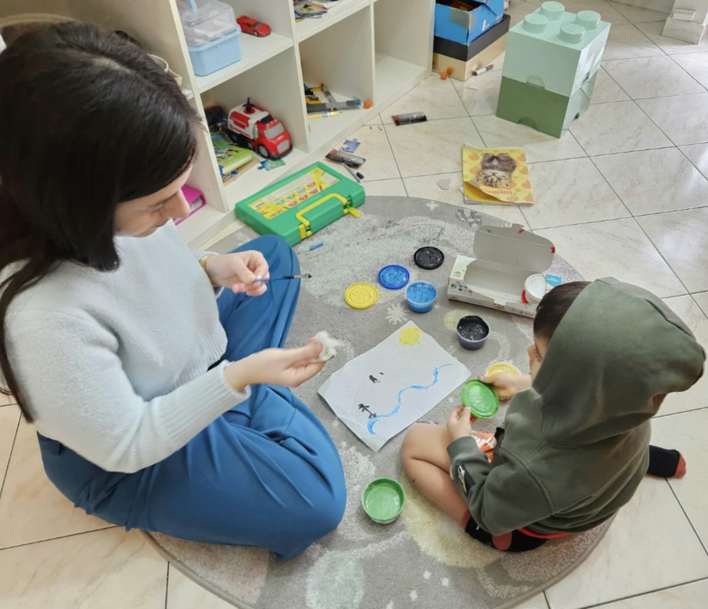 Dottoressa durante la seduta logopedica